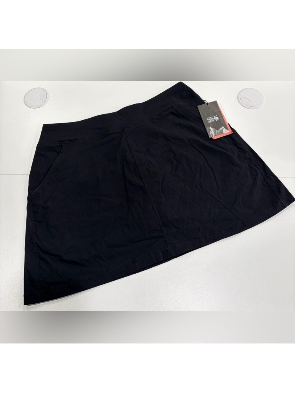 Mountain Hardwear Women's Medium Dynama Skort Black NWT Athletic Fit 3" Inseam